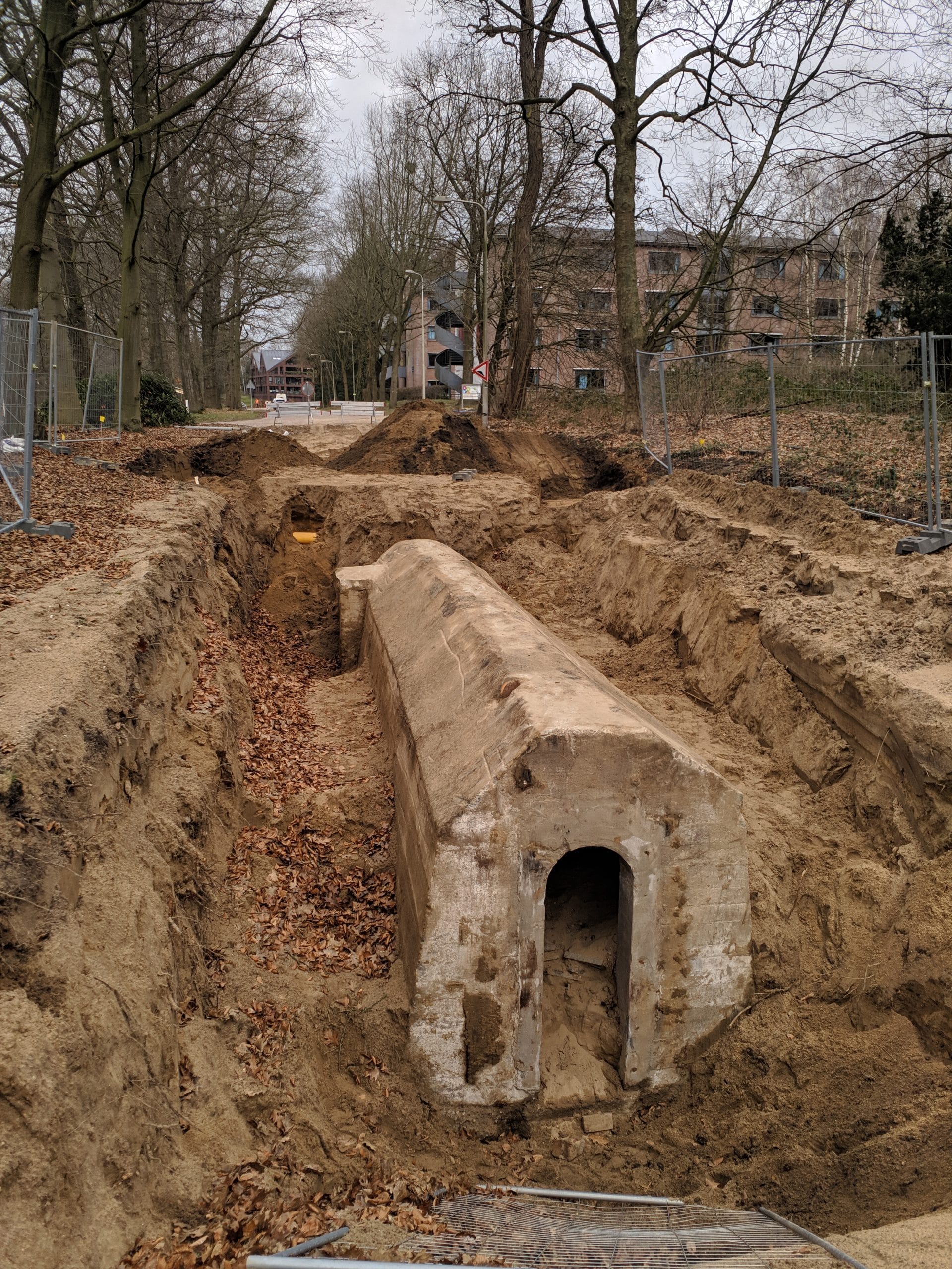 Vrijgegraven betonnen leidingconstructie tijdens werkzaamheden op het kazerneterrein in Ede