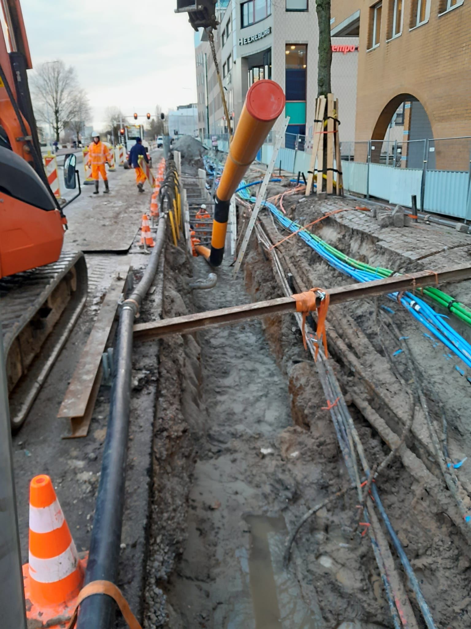 Kabels en leidingen tijdens werkzaamheden bij Hoofdstation Groningen